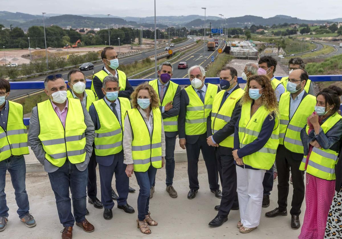 Visita de José Luis Ábalos (en el centro), junto a autoridades cántabras, a las obras del nudo de Torrelavega en julio de 2021.