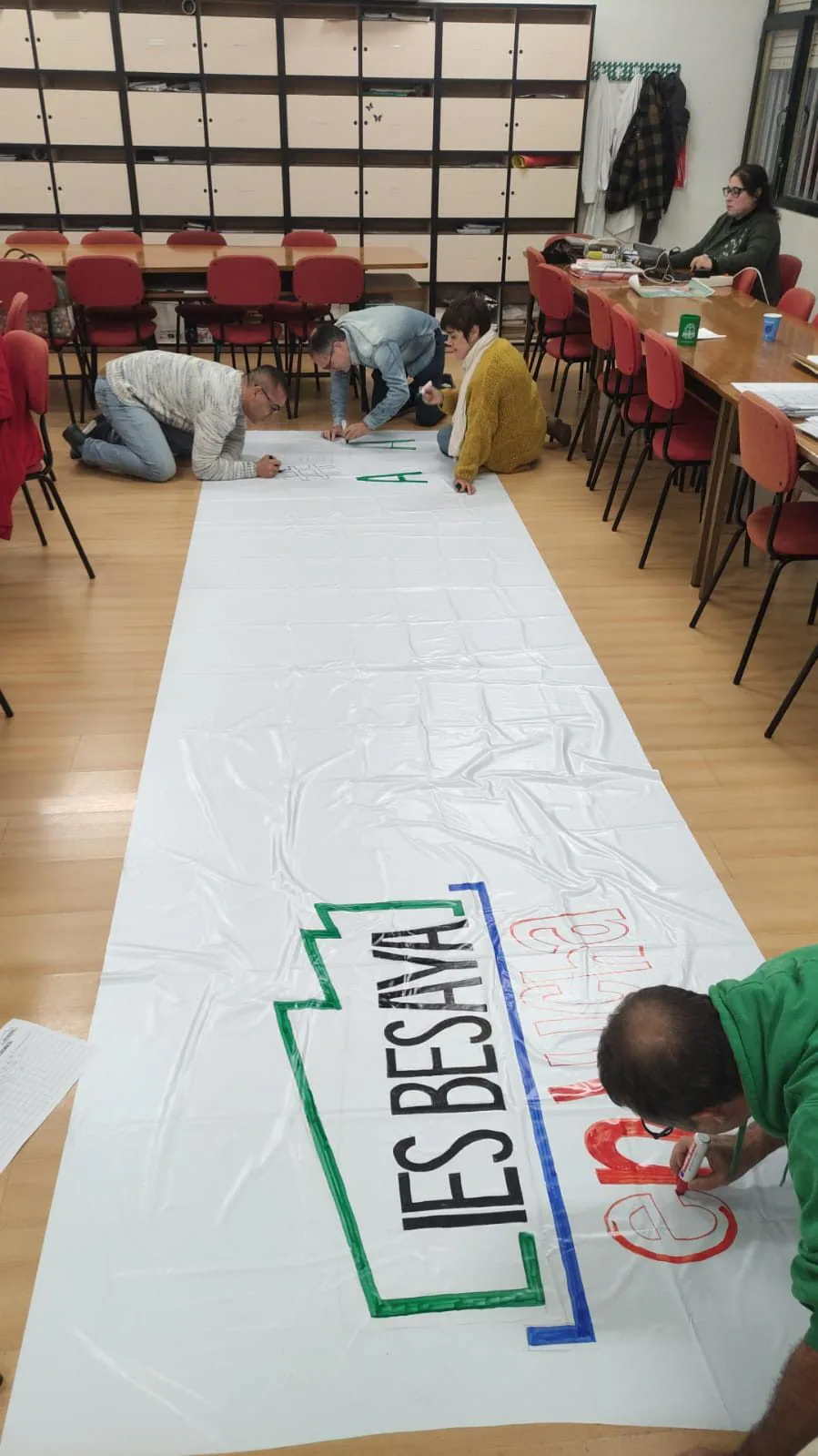 Docentes confeccionando una pancarta en el IES Besaya de Torrelavega, esta misma tarde. 