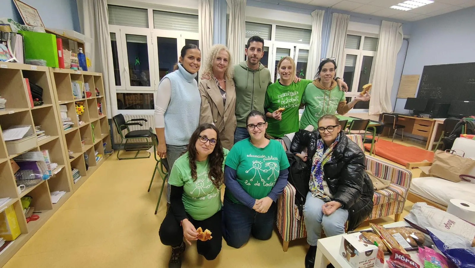 Trabajadores del colegio público Pancho Cossío, en Torrelavega, en una de las aulas del centro.