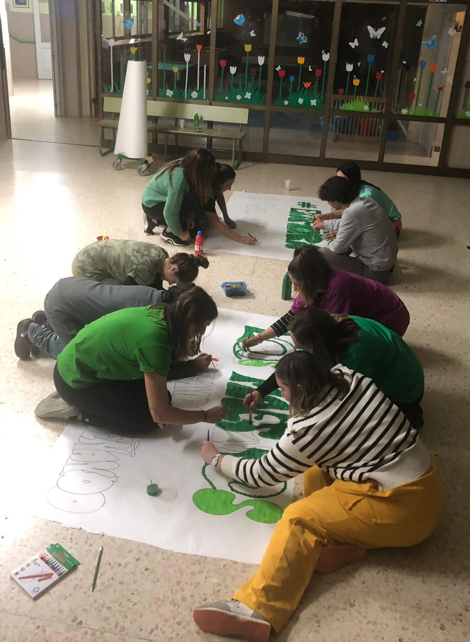 Docentes en plena confección de pancartas en el CPEE Pintor Martín Sáez. 