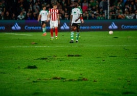 Estado en que quedó en la noche del miércoles el terreno de juego.