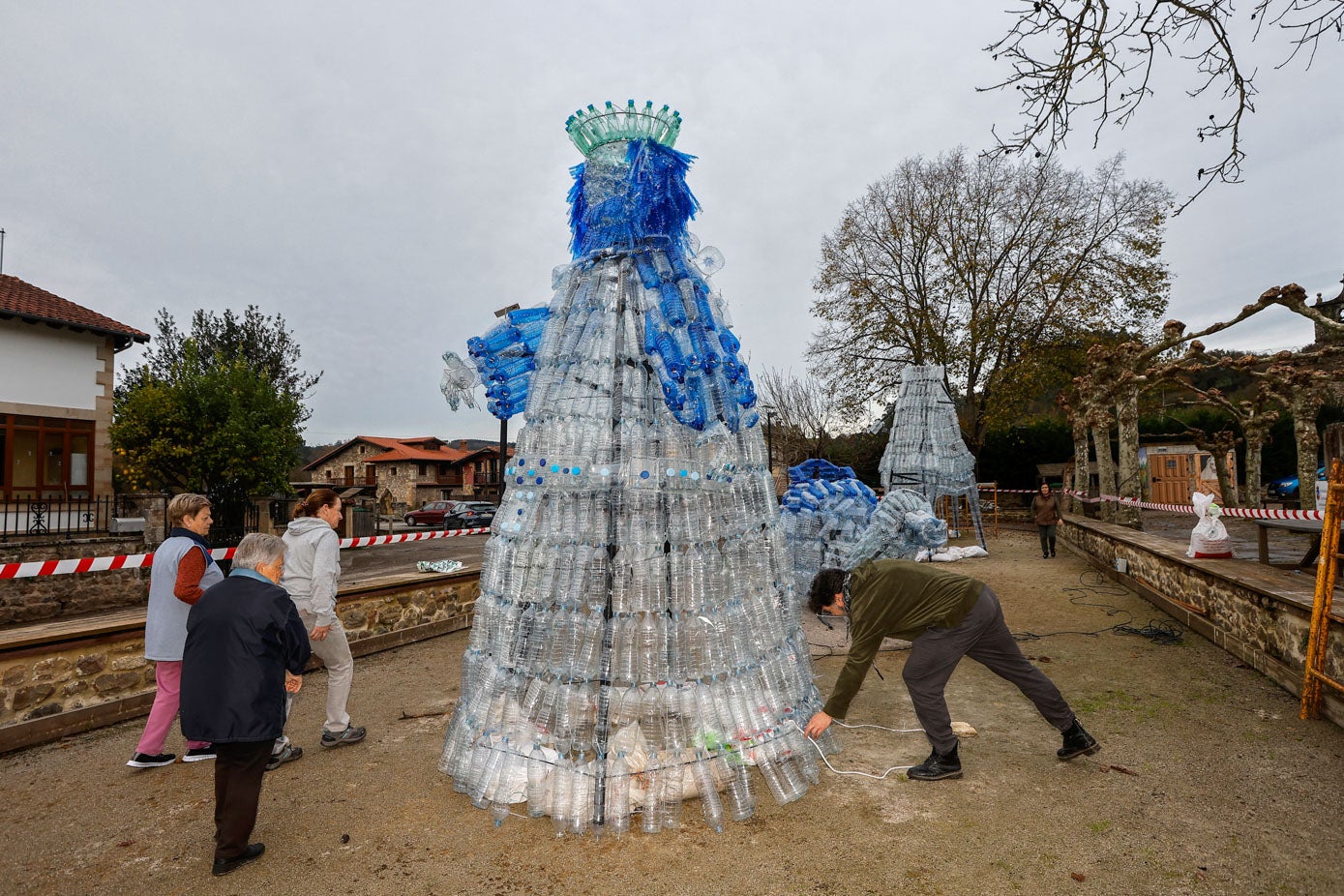 Dando los últimos retoques para el día de la inauguración. 