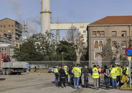 Trabajadores en huelga concentrados esta mañana a las puertas del complejo de Solvay.