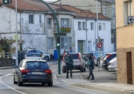 Agentes de la Guardia Civil desplegados en Campuzano, este pasado miércoles, en el entorno donde se produjo el tiroteo el mes pasado.