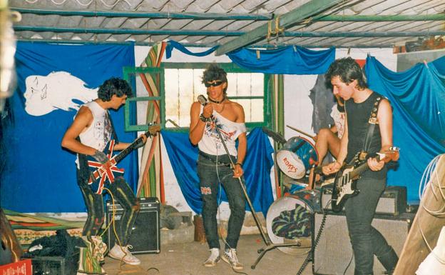 Desechos Nucleares S.A. En la imagen de 1981, Miguel (ya fallecido), Masoka, Emilio y Bahillo, en su local de ensayo.