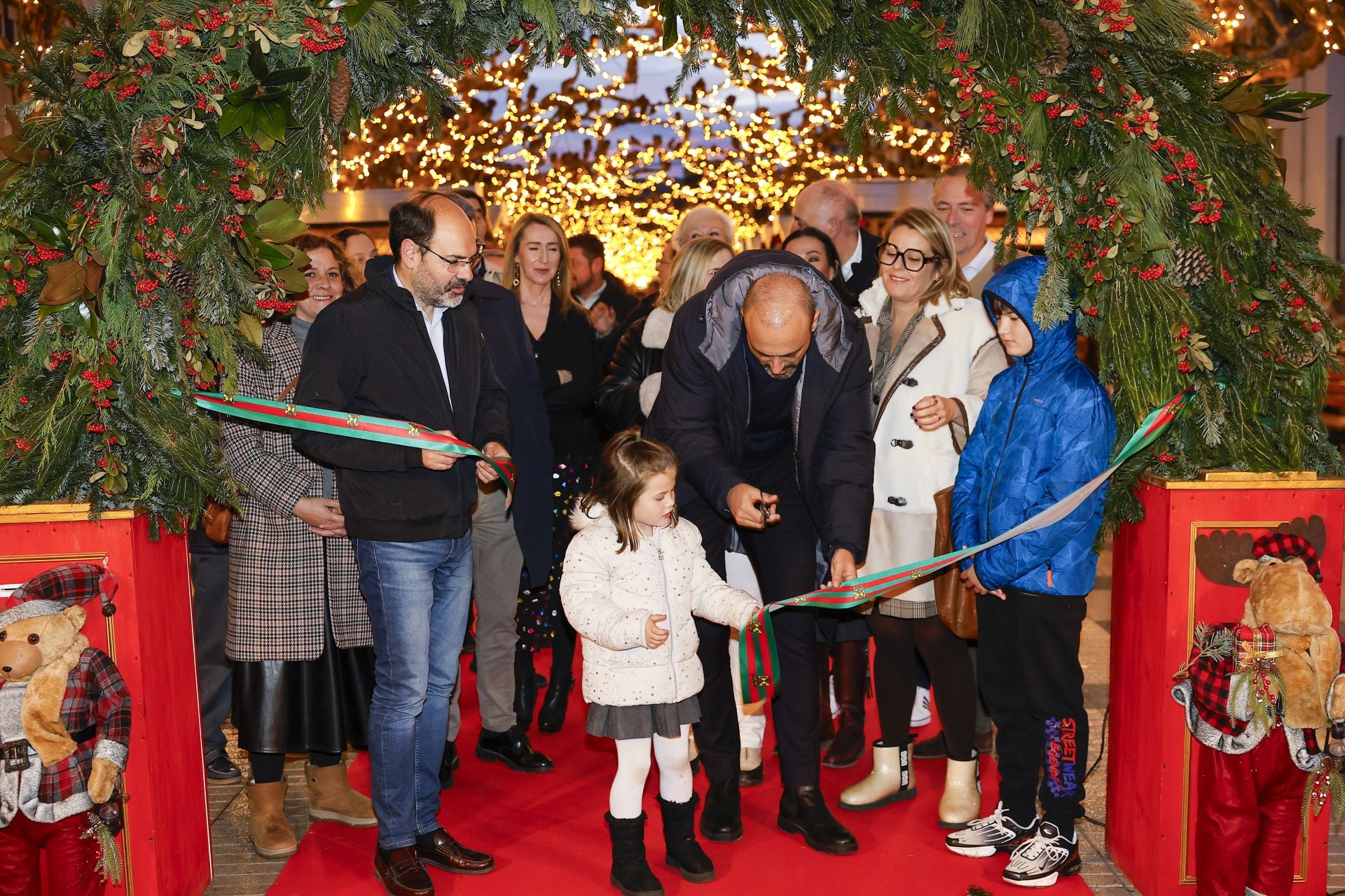 El alcalde corta la cinta inaugural de la decoración navideña en Torrelavega.