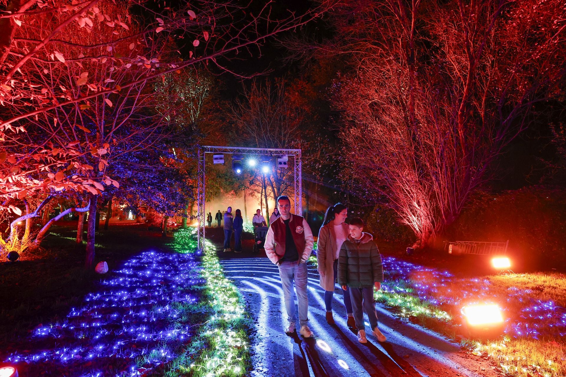 El recorrido por la zona natural de Cartes está lleno de iluminación, desde flores a árboles, alfombras y postes de luz.