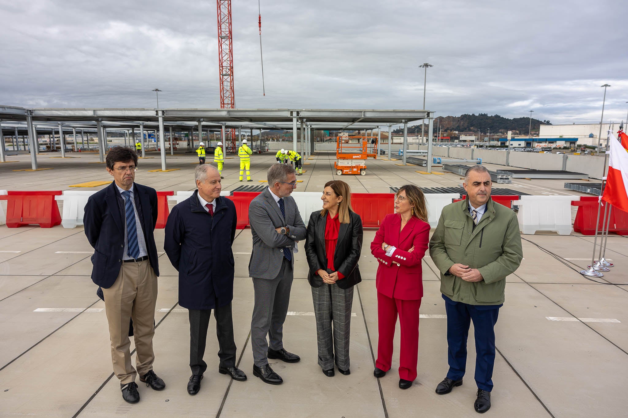 Manuel Arana, Eduardo Arasti, César Díaz, María José Sáenz de Buruaga, Eugenia Gómez de Diego y Roberto Media, en la visita a las obras.