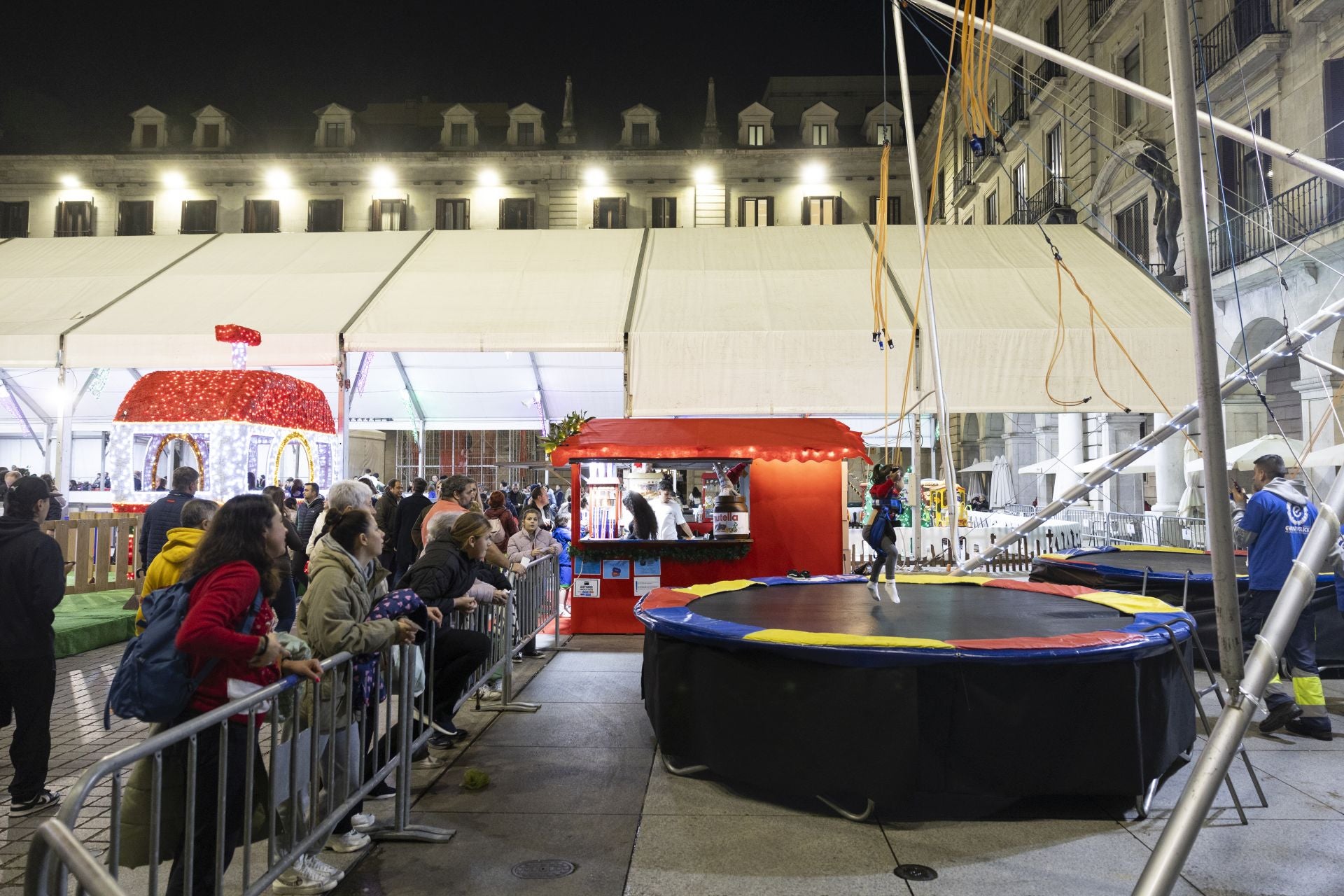 Otra de las atracciones de la plaza Porticada son las colchonetas, por las que pasaron los más pequeños durante toda la tarde.