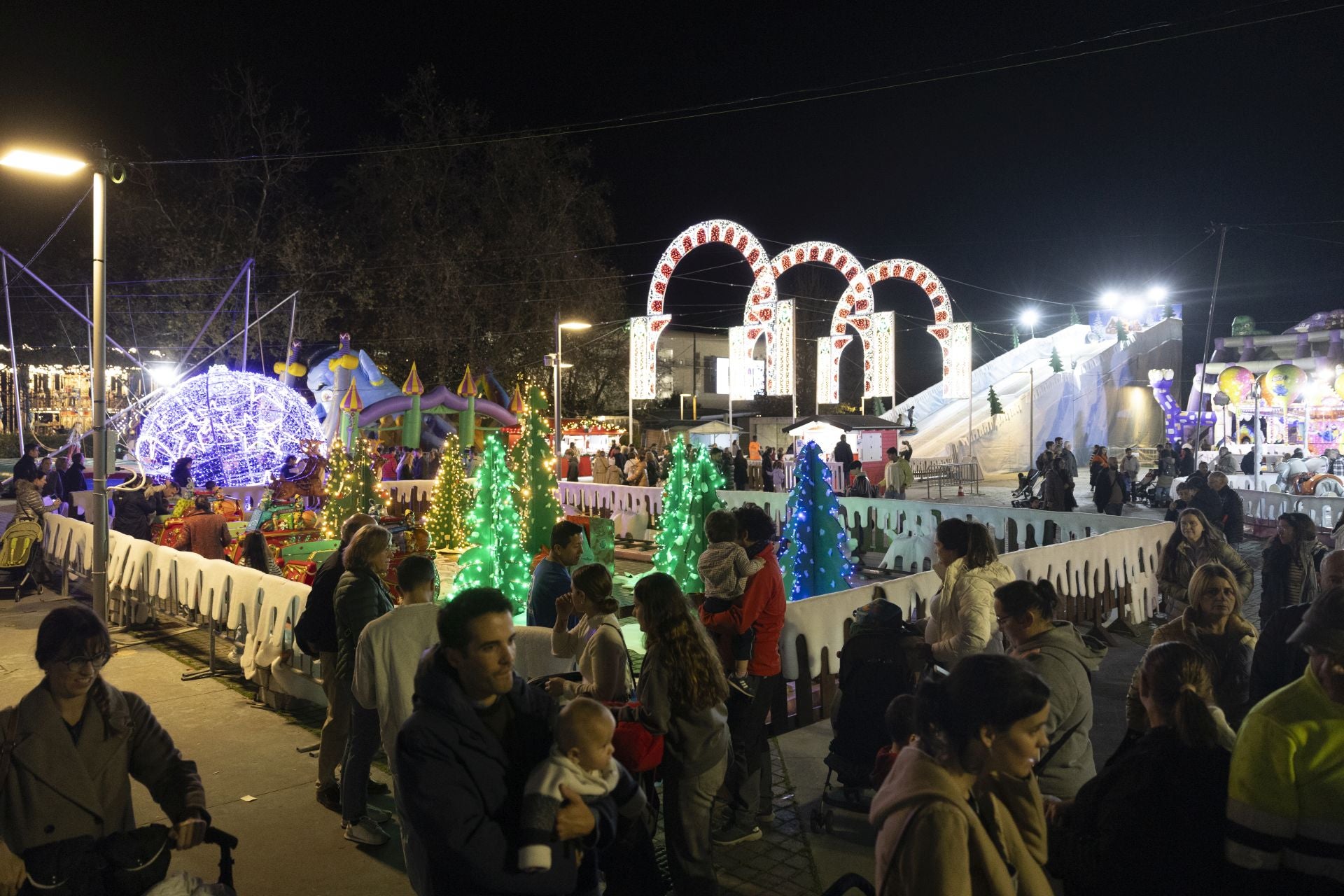 La plaza Alfonso XIII se llenó de familias por las diferentes atracciones. 