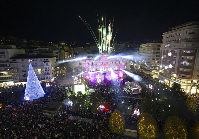 El acto del encendido de luces de Navidad ha congregado a miles de personas en la plaza del Ayuntamiento.