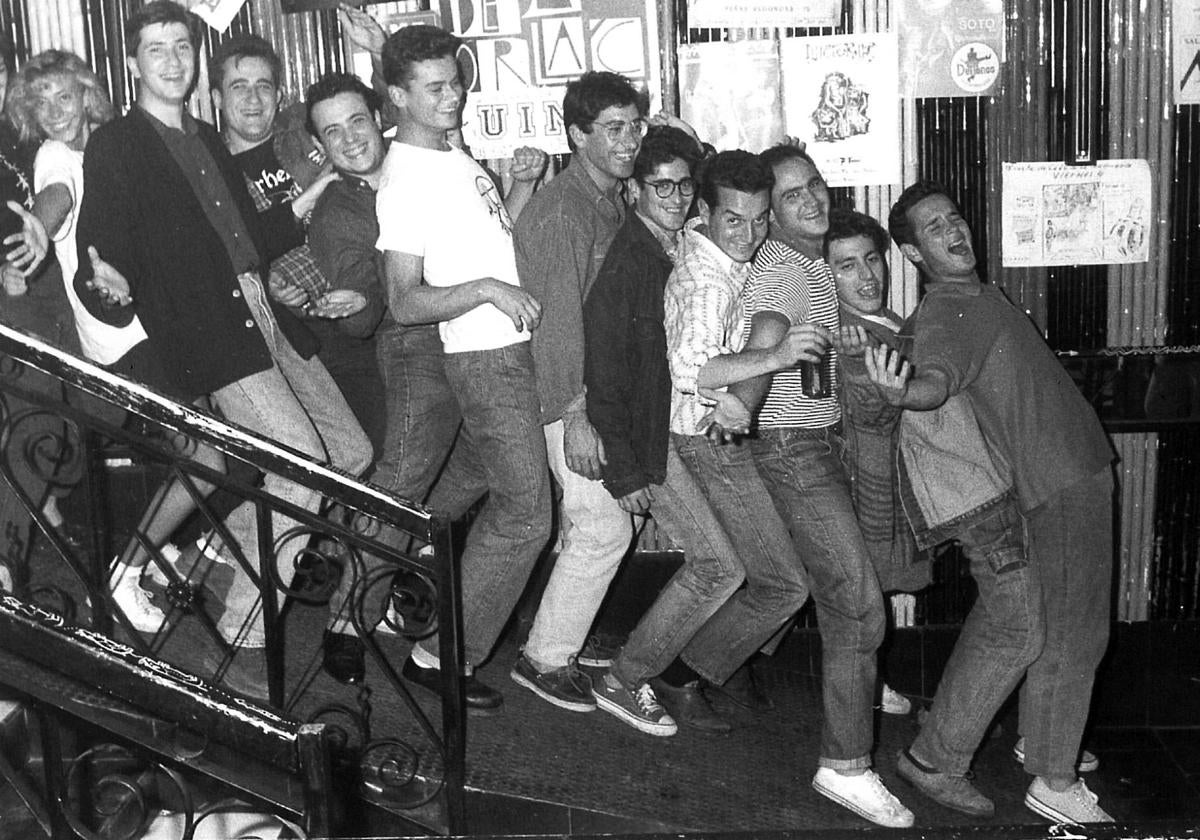 De izda. a dcha, Begoña, Maríá Ángeles, Juanqui, Ernesto, Ruso, Manolo Raba, Matiu, su hermano, Mastretta, Tatús, Juan, Marcos. Sala Niágara, 1985.