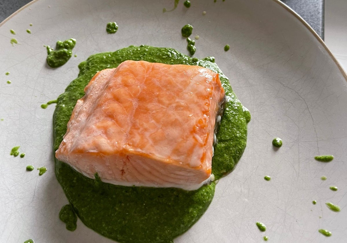 Salmón al horno con su crema de espinacas y parmesano.