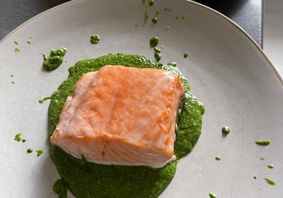 Salmón al horno con su crema de espinacas y parmesano.