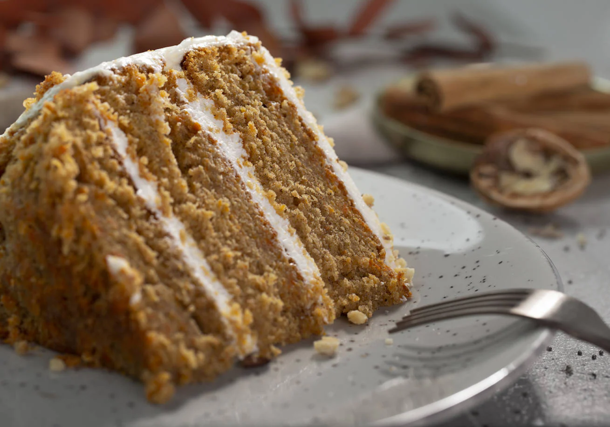 Una exquisita ración de tarta de zanahoria.