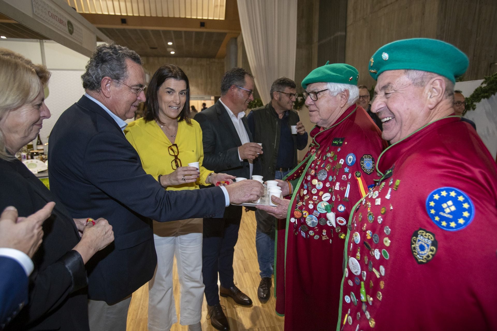 La consejera de Desarrollo Rural, María Jesús Susinos, el director de la ODECA, Juan Luis Centeno; el director general de Pesca y Alimentación, Paulino San Emeterio; el director general de Ganadería, Augusto Rodríguez; y la alcaldesa de Santander, Gema Igual, conversan con los miembros de una de las cofradías presentes en la Feria del Producto. 