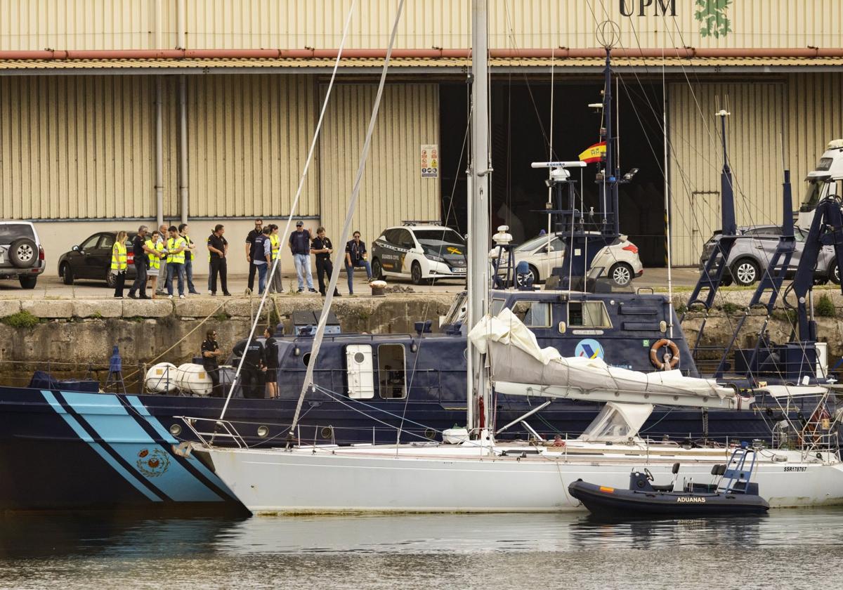 Guardia Civil y Vigilancia Aduanera custodian el velero Night Falls, donde fueron intervenidas dos toneladas de cocaína destruidas en el vertedero de Meruelo.