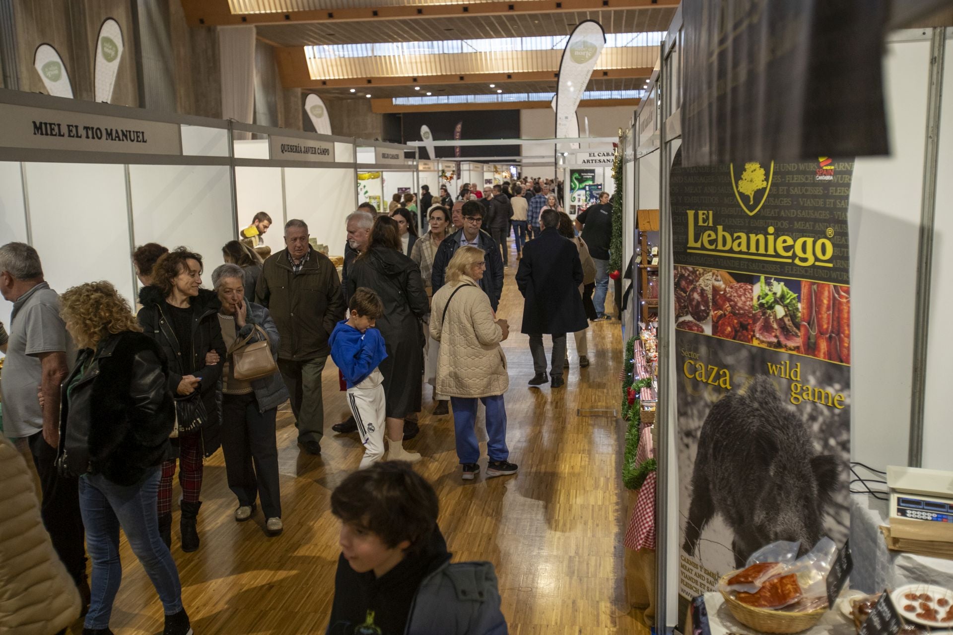 La inauguración de la exposición contó con gran afluencia de público. 