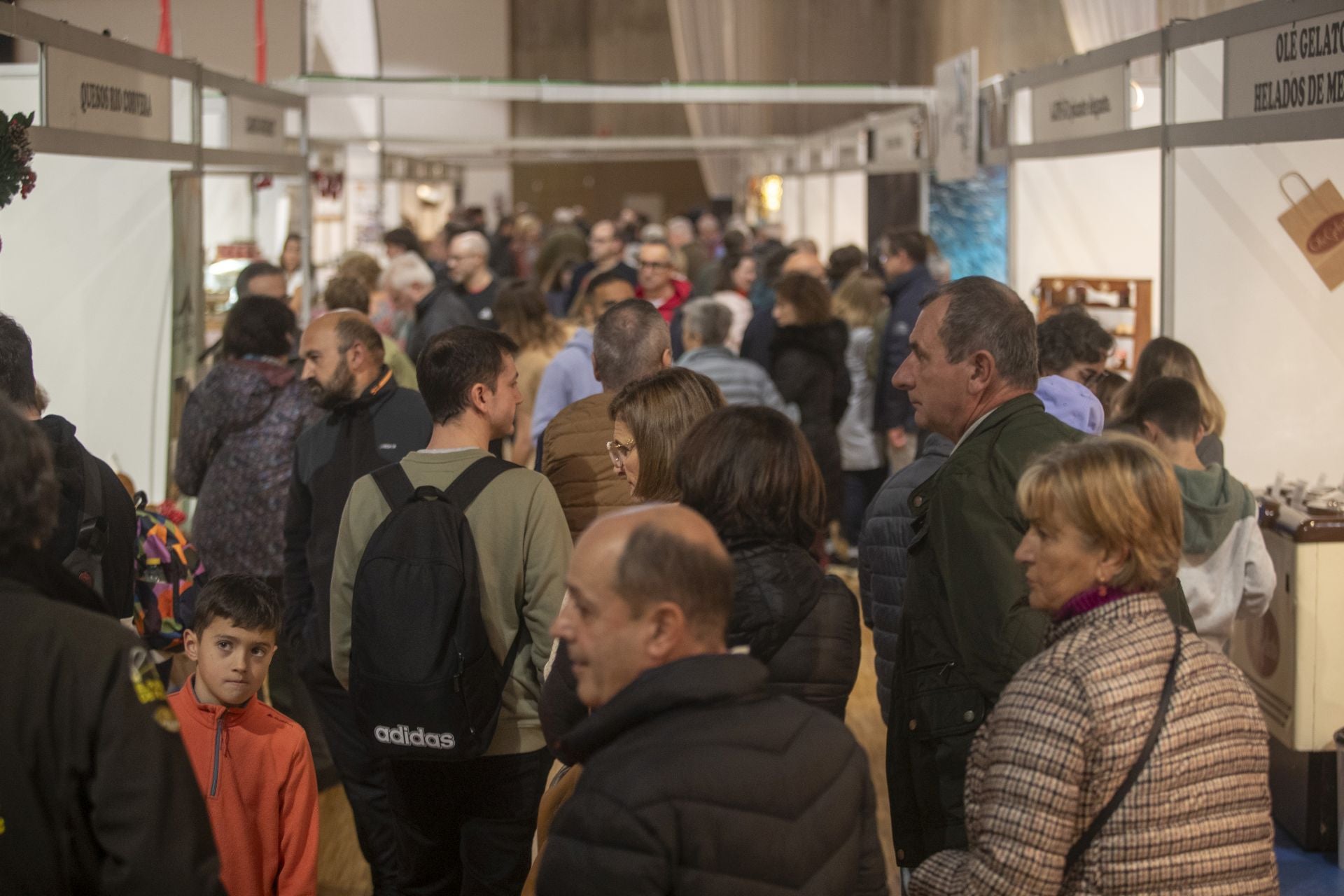 Los visitantes recorren los diferentes pasillos con los stands en el Palacio de Exposiciones de Santander. 