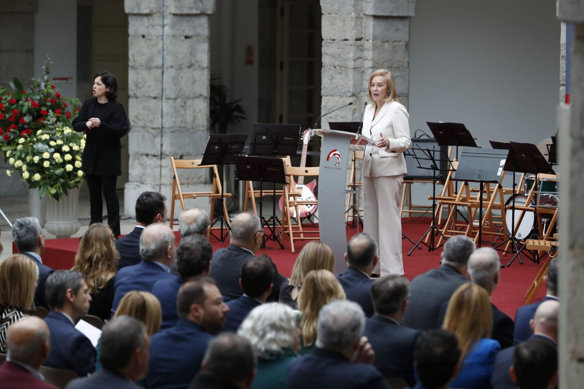 González Revuelta se dirige a los invitados al acto por el 46º aniversario de la Constitución de 1978, que se ha celebrado bajo el lema 'Una democracia para todas las generaciones'. La presidenta ha abogado por una «verdadera voluntad de diálogo» frente a «polarizaciones indeseables».