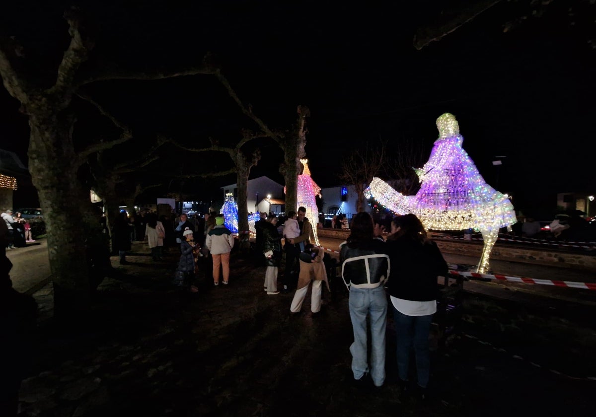 Las figuras de los Reyes y sus camellos, ubicadas en la bolera del pueblo.