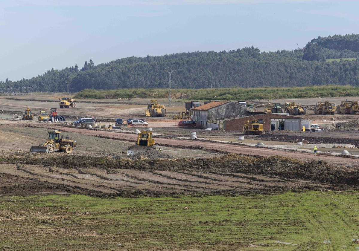 Las máquinas trabajan en los terrenos en los que se construirá el centro logístico de La Pasiega.