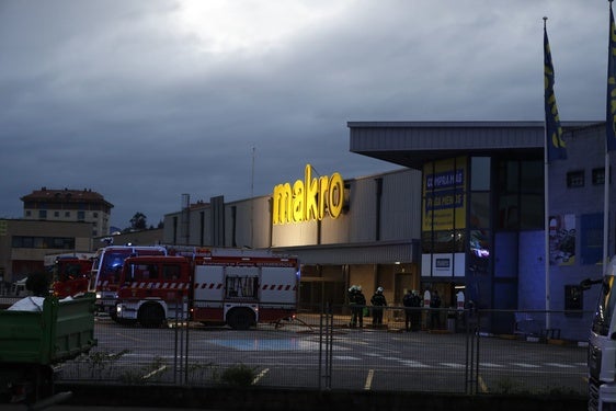 Los bomberos de Camargo, en la entrada a Makro, en Maliaño.