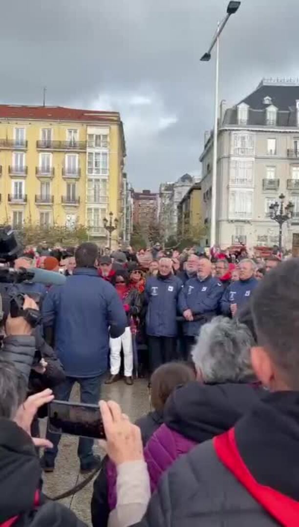 Cantando 'Santander, la marinera' en Puertochico