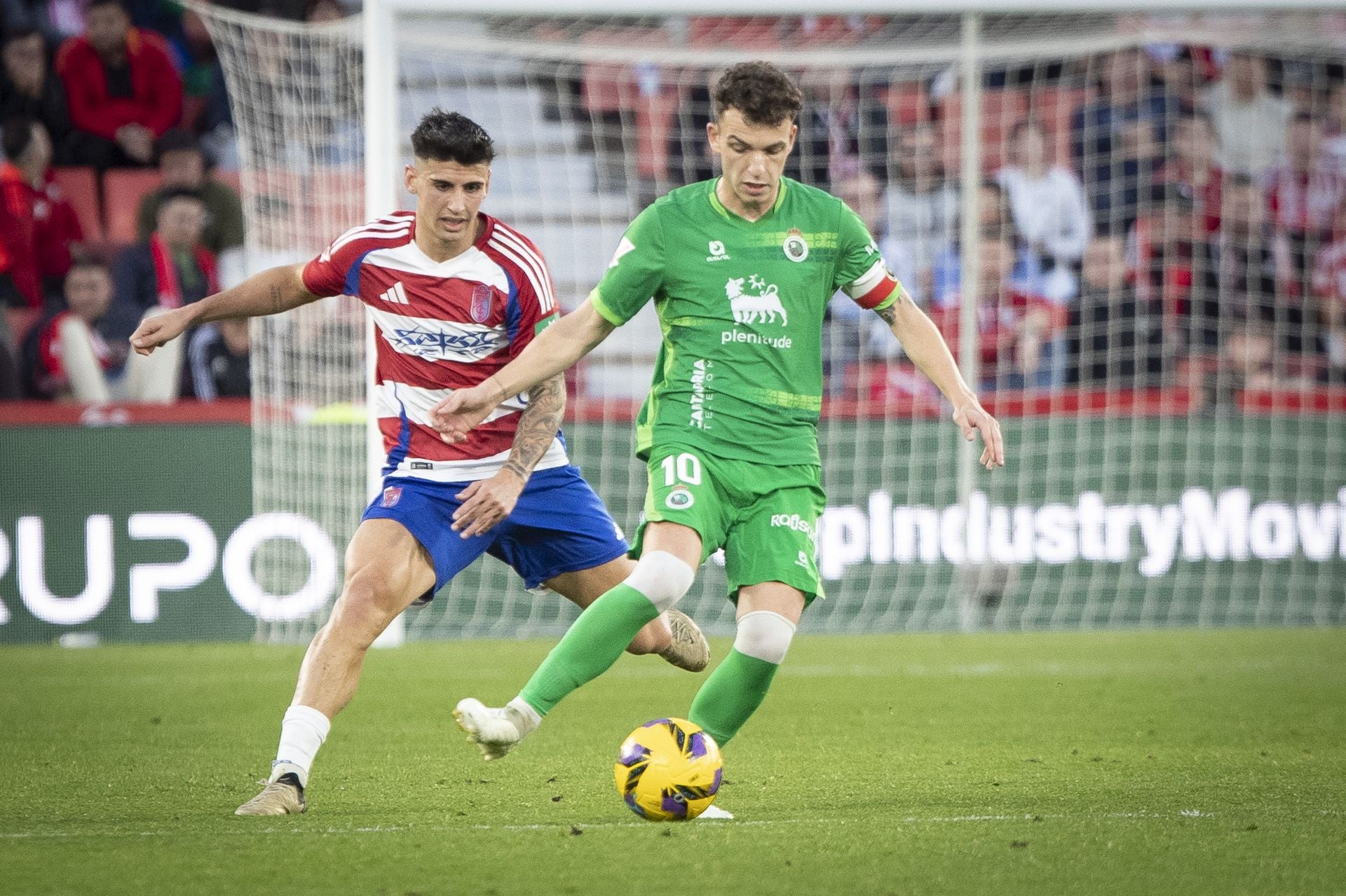 Íñigo Vicente controla el balón en un lance de la segunda parte. 