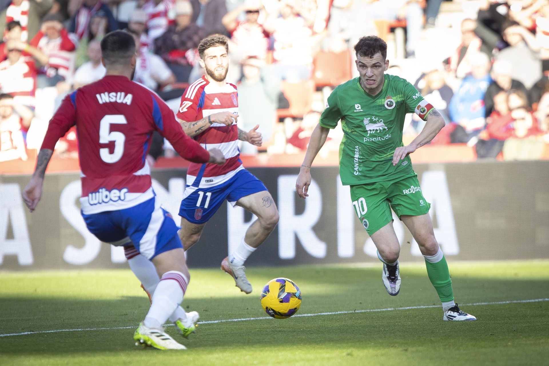 Íñigo Vicente encara a Insua en la primera mitad. 