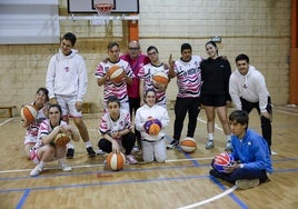 Los jugadores del Saski Penguins y el técnico, antes del entrenamiento en Bezana.