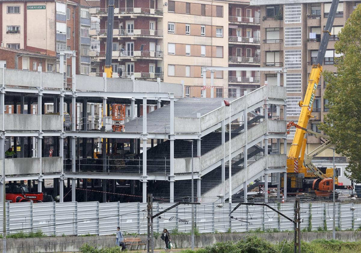 Construcción del aparcamiento en altura de La Carmencita, en el barrio de La Inmobiliaria de Torrelavega.