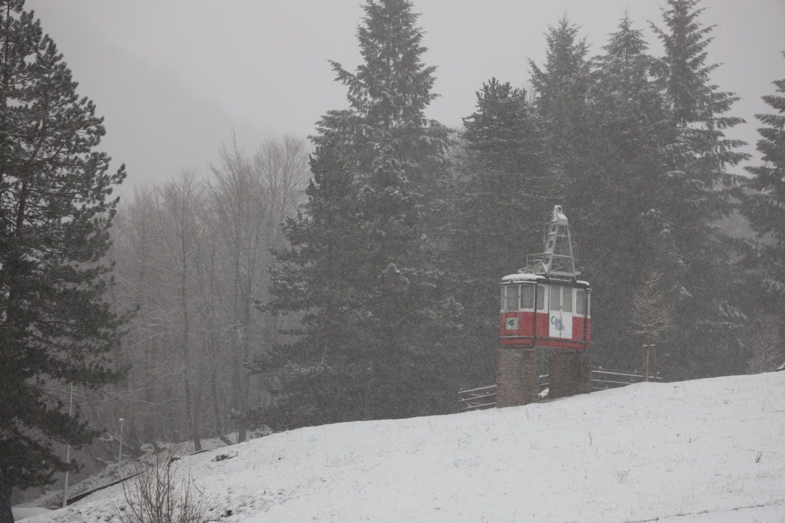 El teleférico permaneció parado por las alertas por nieve y viento.