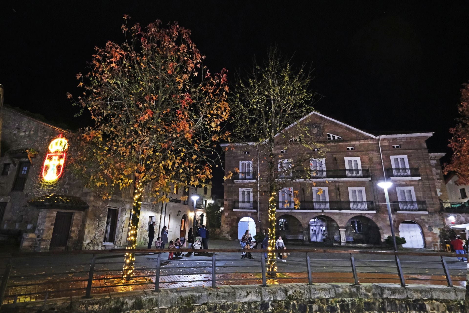 El palacio de la Bodega con los árboles llenos de luces en el centro de Cabezón.