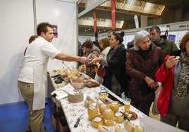 Clientes compran y degustan productos en el evento, celebrado en el Palacio de Exposiciones.