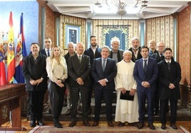 Representantes de los once ayuntamientos junto al prior del Monasterio de Montesclaros, Francisco García.