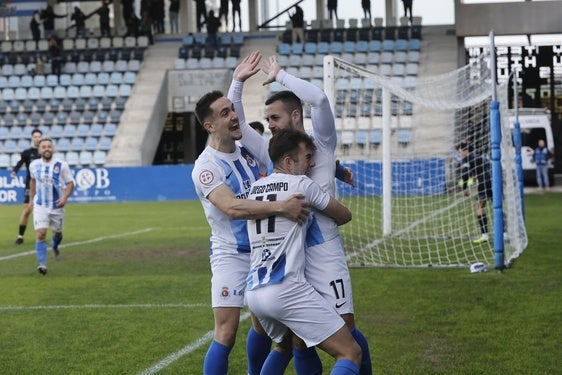 Los jugadores de la Gimnástica celebran uno de los tantos del partido.