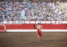 Enrique Ponce brinda su faena al público el día de su despedida de Cuatro Caminos.