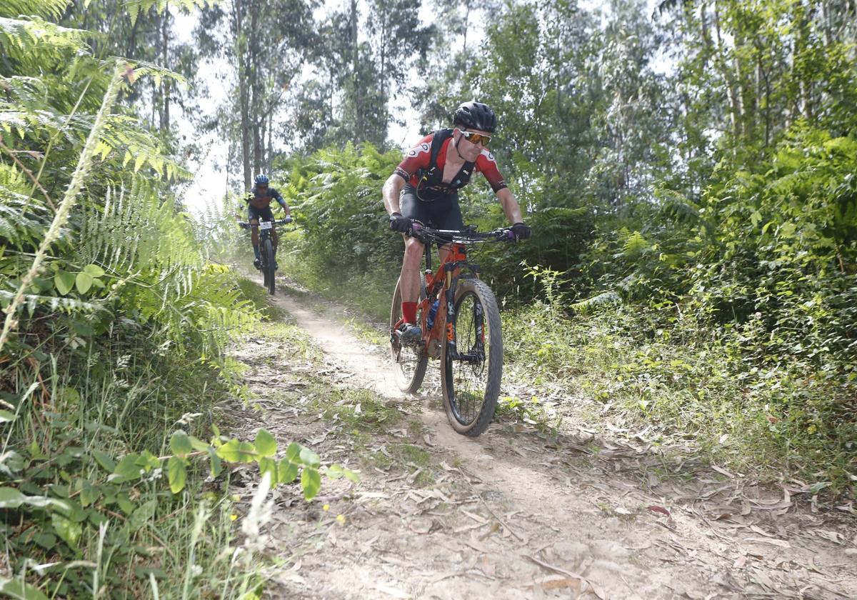 Ciclistas de montaña disputan una competición en el monte Dobra.