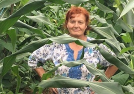 Rafaela Mardaras, en el maizal donde cultiva de manera simbiótica su carico ecológico.