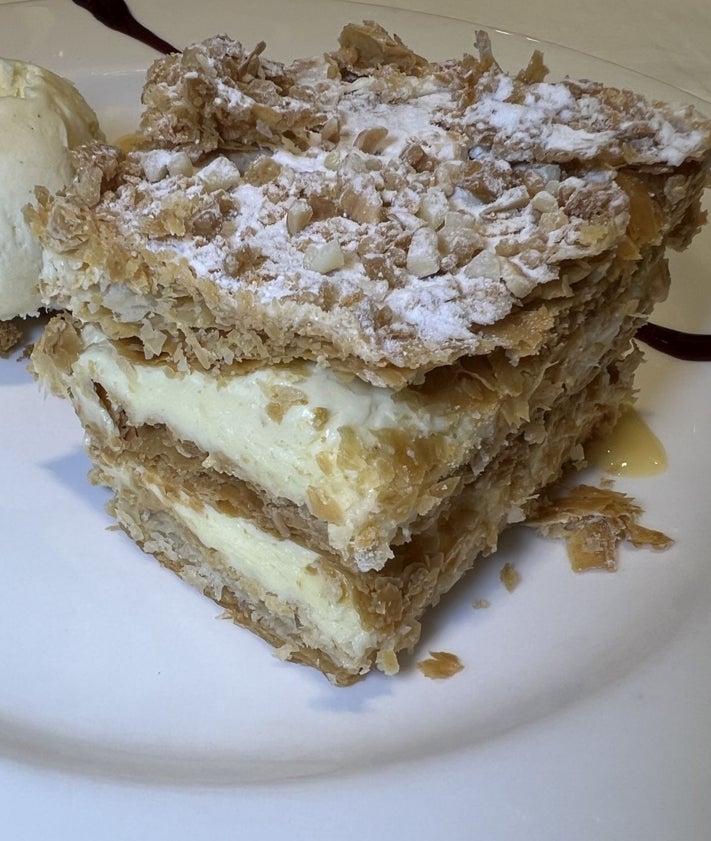 Imagen secundaria 2 - Paté de cabracho a modo de aperitivo; solomillo de vaca de Cantabria y tarta de hojaldre y mantequilla con helado. 