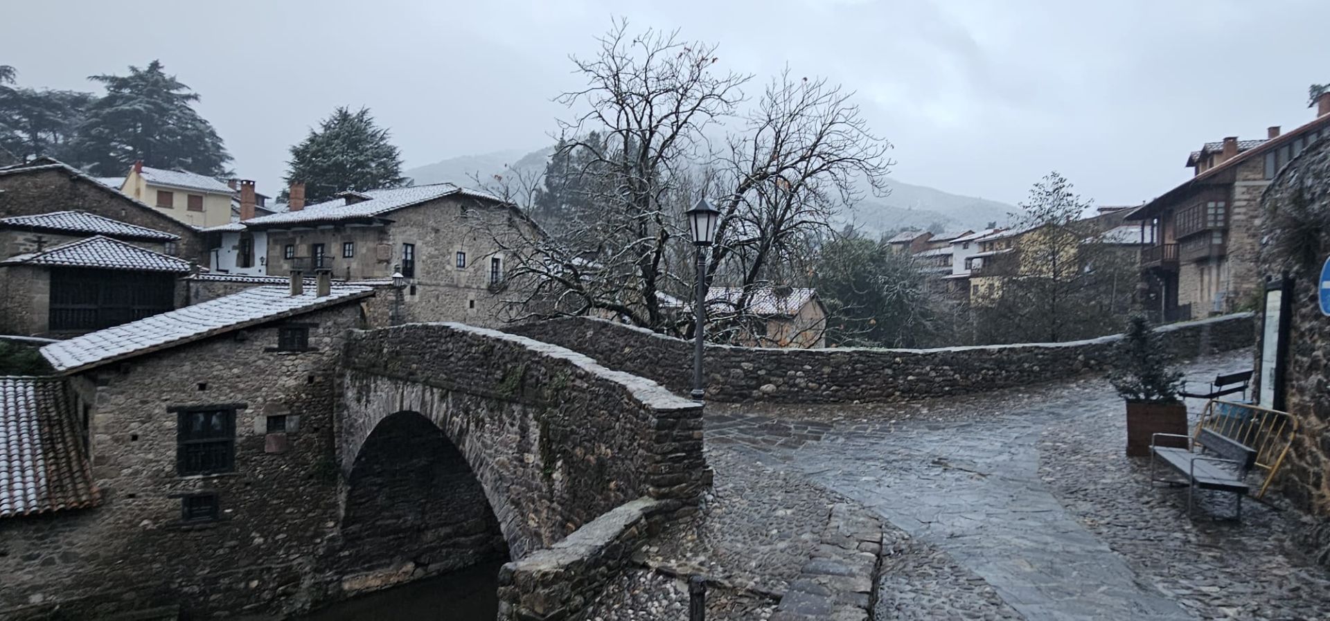 La nieve deja preciosas imágenes de Potes este lunes por la mañana.