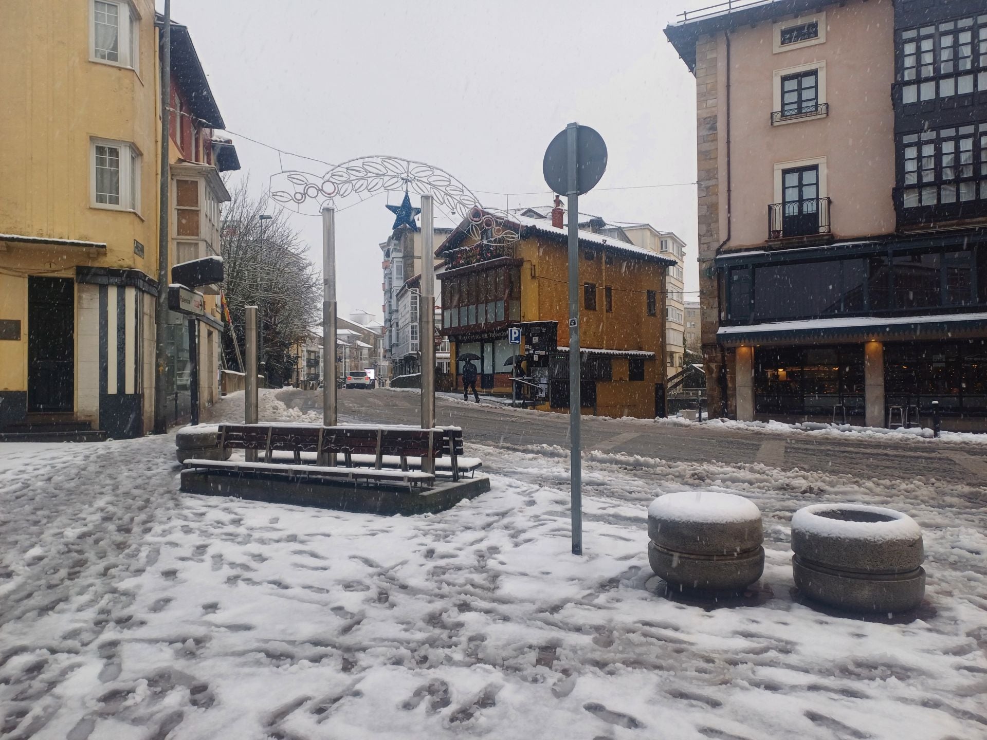 Nevando en Reinosa sobre las 08.30 de este lunes,