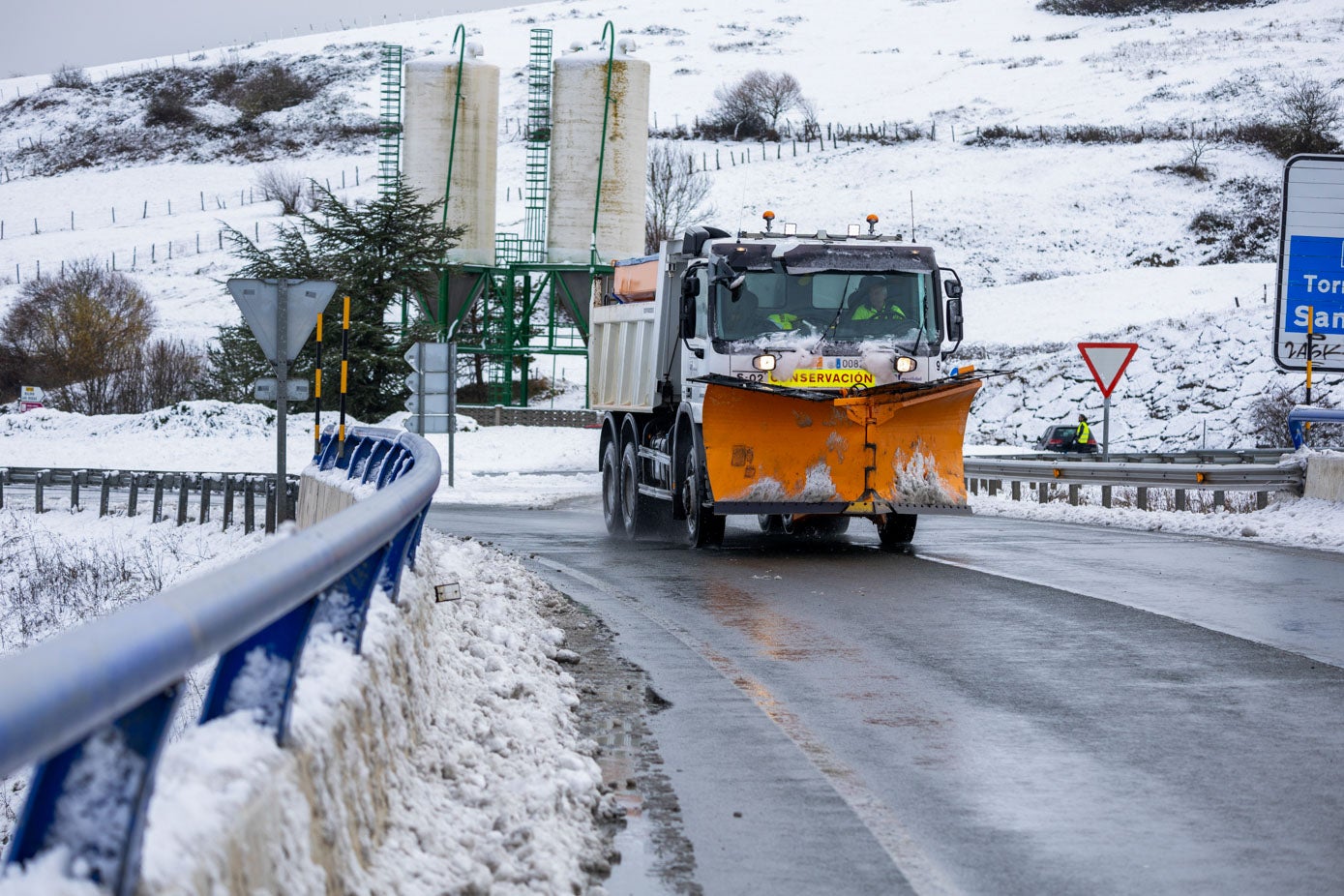 Una quitanieves en uno de los accesos a la Autovía