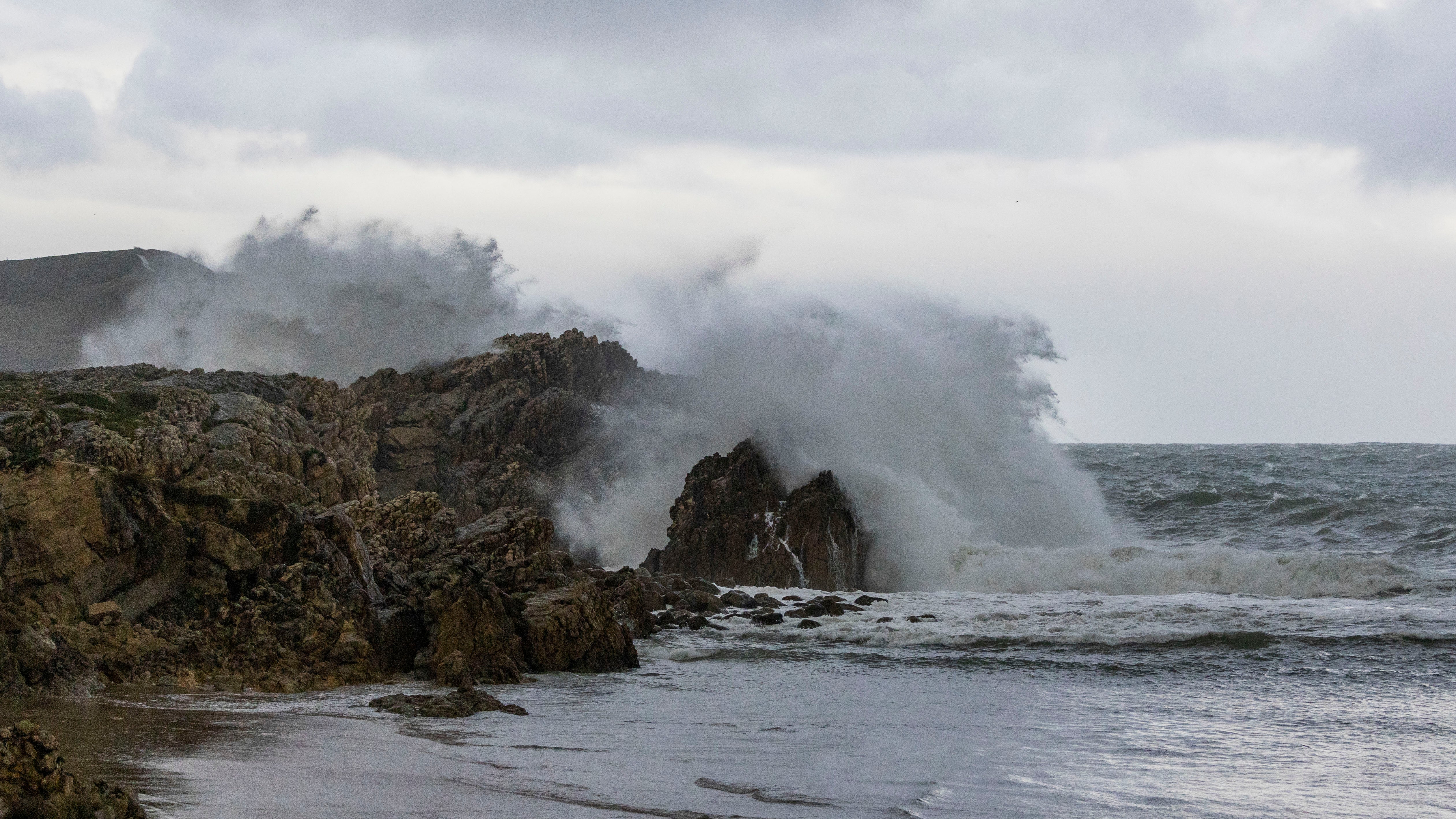 Olas batiendo en la costa de Santander, esta mañana, en alerta por fenómenos costeros adversos