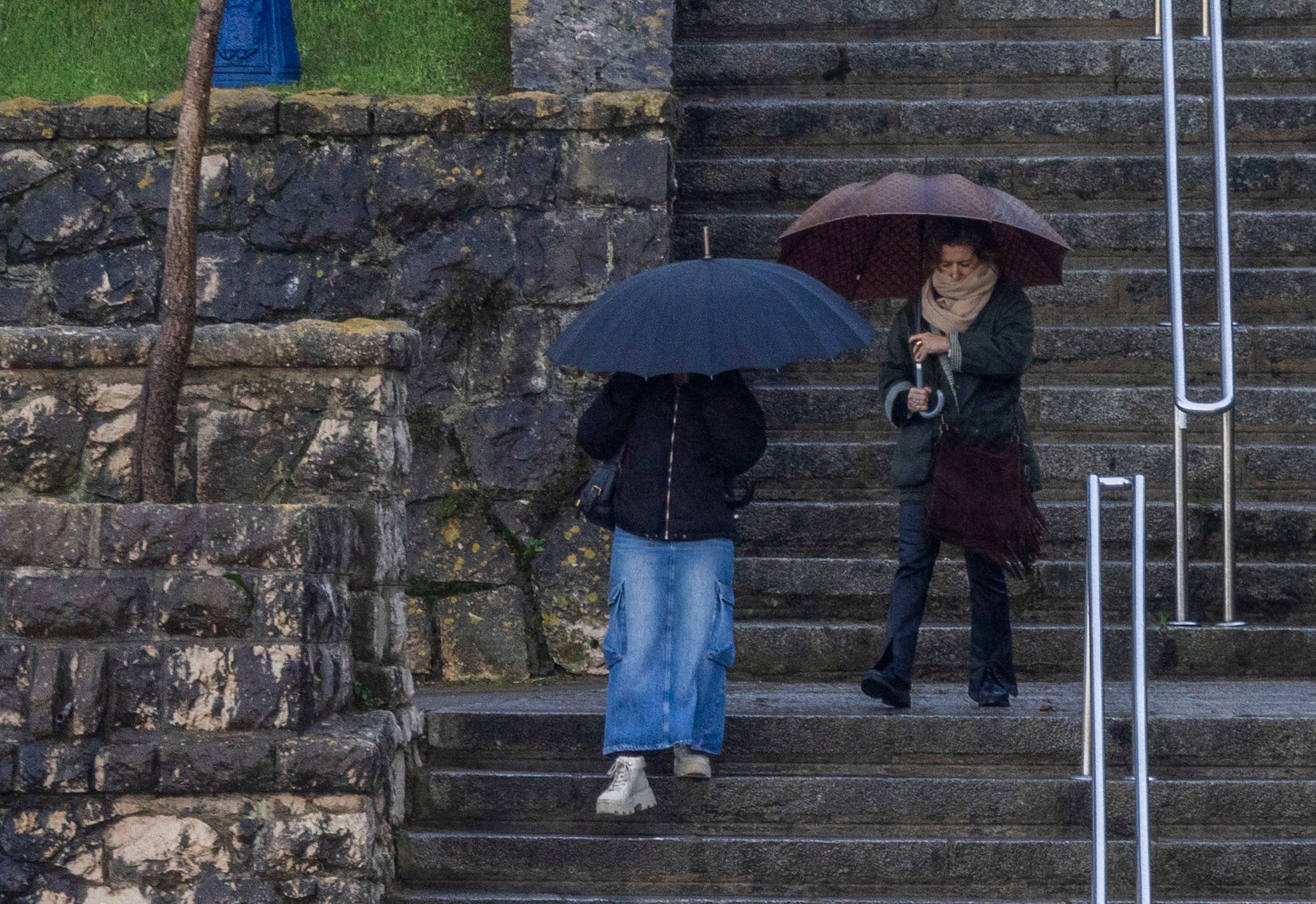 La mañana ha sido muy desapacible en Santander, con lluvias persistentes, como se aprecia en esta imagen tomada en la playa del Camello.