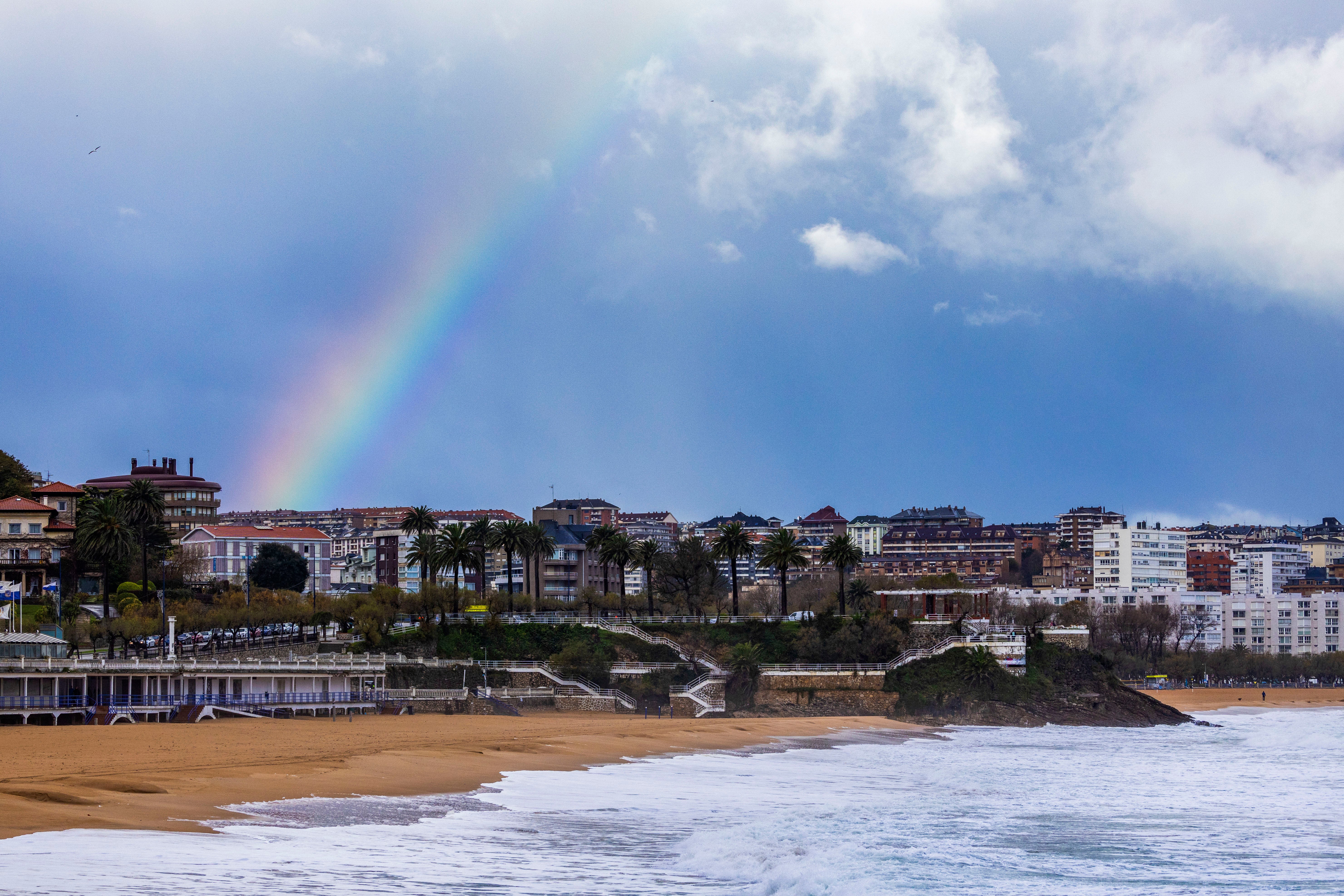 Tras la tempestad, siempre llega la calma... Arcoíris tras los edificios del Sardinero este mediodía