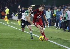 Mario García forcejea con Hugo Rincón en el partido ante el Mirándés.