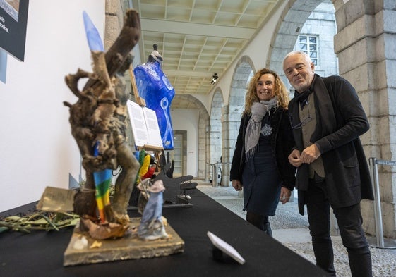 Carmen Sánchez y Chemi Pelayo posando junto a algunas de sus obras.