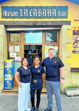 Olga, a la izquierda, con el equipo La Cabaña.